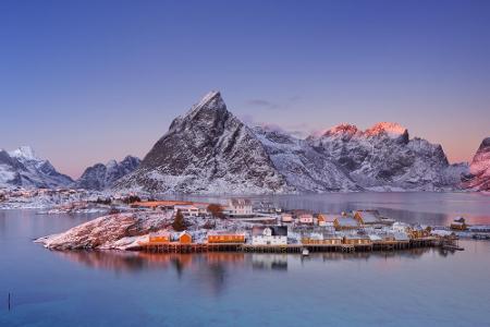 Auf der norwegischen Inselgruppe der Lofoten befindet sich das kleine Dorf Reine. Im Winter ist es hier besonders schön. In ...