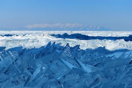 Mit 1642 Metern ist der Baikalsee in Sibirien der tiefste See der Welt. Von Anfang November bis Ende März herrscht rund um d...
