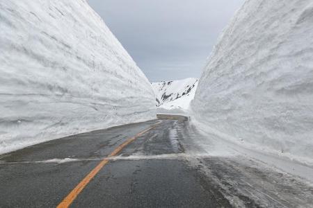 In Japan schneit es im Winter sehr viel. Am Tateyama Berg geht dann nichts mehr. Erst im Frühjahr wird die Autobahn freigerä...