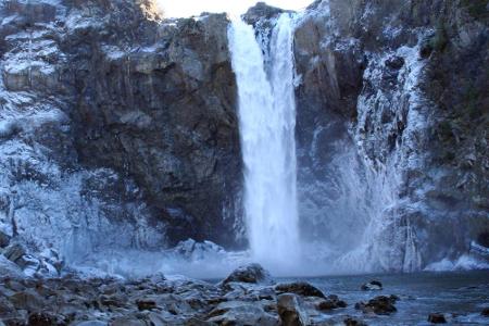 Über 1,5 Millionen Touristen besuchen jährlich den Snoqualmie Falls im US-Bundesstaat Washington. Der Wasserfall dient als K...