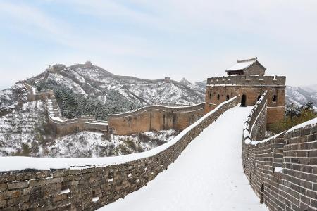 Die Chinesische Mauer ist eines der sieben Weltwunder. Sie ist über 21.000 Kilometer lang und gemessen an Volumen und Masse ...