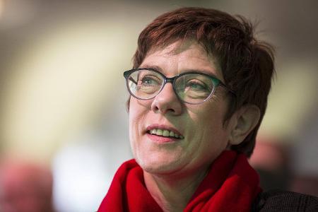 AKK lächelnd mit rotem Schal imago images photothek.jpg