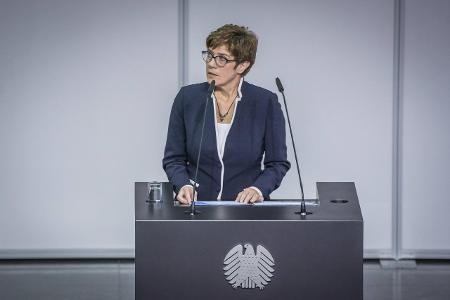 AKK im deutschen Bundestag imago images Christian Spicker.jpg