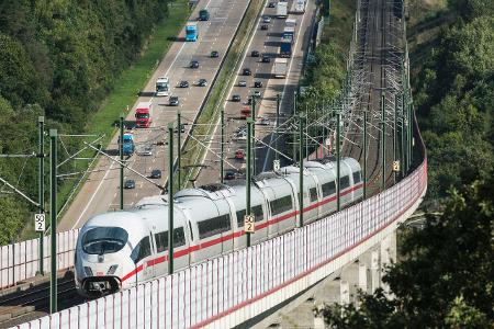 Neustadt_Wied, DEU, 03.09.2019 Ein ICE-Zug der Deutsche Bahn... Neustadt_Wied, DEU, 03.09.2019 Ein ICE-Zug der Deutsche Bahn...