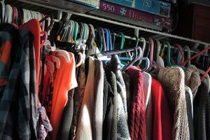 Überblick im Kleiderschrank: Wie man eine minimalistische Garderobe kreiert