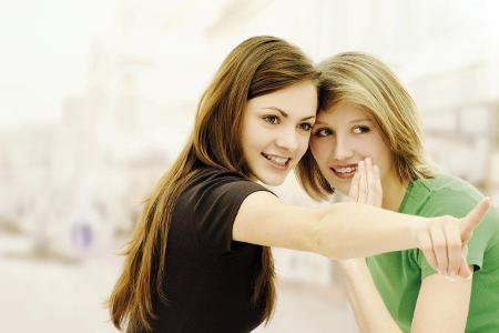 Frauen lästern imago imagebroker.jpg