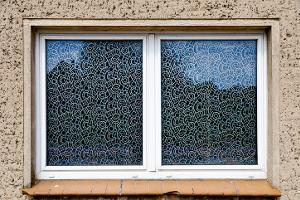 Sichtschutz und Dekoration – was Fensterfolien zu bieten haben