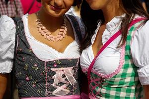 Das Dirndl: Mehr als nur ein Arbeitsgewand