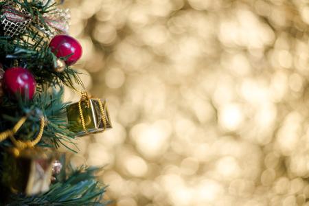 Kleines Geschenk hängt an Weihnachtsbaum Kleines Geschenk hängt an Weihnachtsbaum