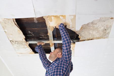 Handwerker saniert die Decke