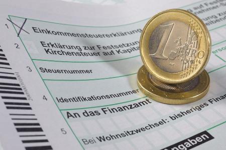 Einkommensteuer: Das ist noch die größte Unbekannte in der Rechnung. Union und SPD planen eine Steuerreform, die kleine und mittlere Einkommen entlastet - und zwar ab der Mitte der Legislaturperiode, also etwa in zwei Jahren. Doch genauer werden sie nicht: Wer genau künftig wie viel weniger abdrücken muss, ist völlig offen. Einkommensteuer: Das ist noch die größte Unbekannte in der Rechnung. Union und SPD planen eine Steuerreform, die kleine und mittlere Einkommen entlastet - und zwar ab der Mitte der Legislaturperiode, also etwa in zwei Jahren. Doch genauer werden sie nicht: Wer genau künftig wie viel weniger abdrücken muss, ist völlig offen.