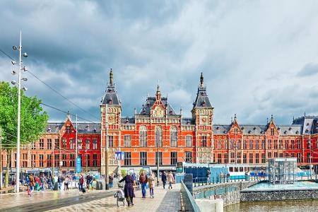 Im Amsterdam Centraal werden vielleicht weniger Leute abgefertigt als in Paris, in Sachen Hashtags schlägt die Hauptstadt de... Im Amsterdam Centraal werden vielleicht weniger Leute abgefertigt als in Paris, in Sachen Hashtags schlägt die Hauptstadt de...