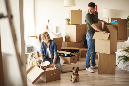 Junges Paar mit kleinem Hund in der neuen Wohnung Junges Paar mit kleinem Hund in der neuen Wohnung