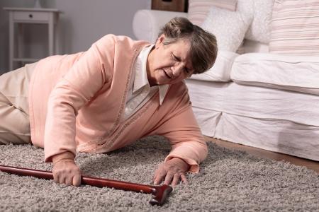 Seniorin stürzt im Wohnzimmer Seniorin stürzt im Wohnzimmer