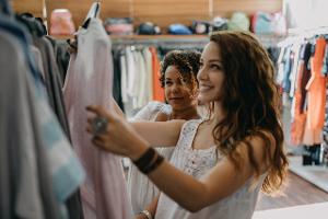 Multitalent Bluse: Welcher Blusen-Typ gehört in Ihren Kleiderschrank?