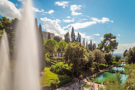 Zwischen Terrassen und Treppen zaubern Licht und Schatten eine magische Atmosphäre. Der Garten der Villa d'Este im italienis... Zwischen Terrassen und Treppen zaubern Licht und Schatten eine magische Atmosphäre. Der Garten der Villa d'Este im italienis...