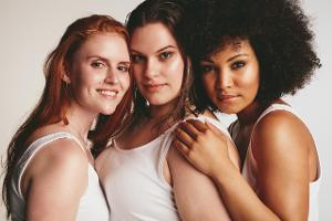 Diese Unterhemden bringen Damen warm durch den Winter