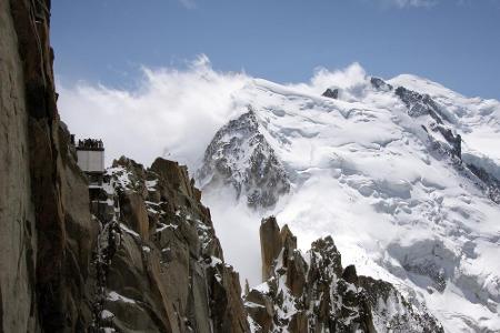 Der Aiguille du Midi ist 3.842 Meter hoch. Der felsige Vorposten liegt südlich von Chamonix im Mont-Blanc-Massiv. Die Bergst...