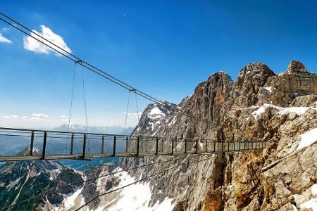 Die Dachstein-Hängebrücke in Österreich ist atemberaubend. Die Aussicht auf die Alpen und der Blick nach unten - es geht bis...