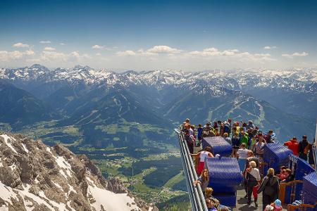 Ebenfalls im Dachstein-Massiv liegt der Skywalk. Das ist eine der spektakulärsten Aussichtsplattformen in den Alpen. Die Pla...
