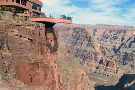 Der Grand Canyon Skywalk ist eine Plattform, die über den Rand des Canyons hinausragt. Die Felsen darunter liegen rund 200 M...