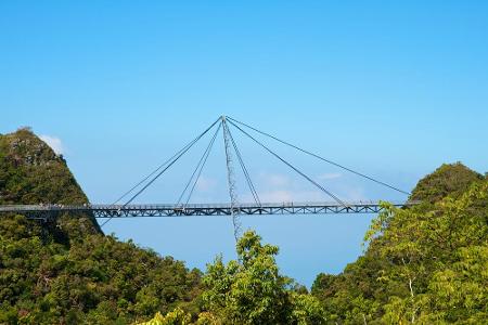 Im Norden Malaysias liegt die Langkawi Sky-Bridge. Die Fußgänger-Brücke ist zwar nur 125 Meter lang, liegt aber in 700 Meter...