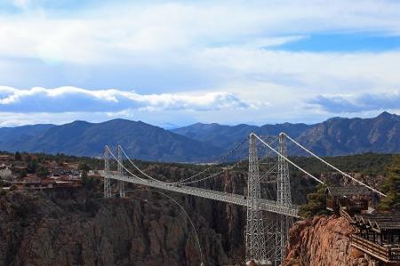 Eine der höchsten Brücken der Welt ist die Royal Gorge Bridge. Sie liegt in der Nähe von Canon City im US-Bundesstaat Colora...