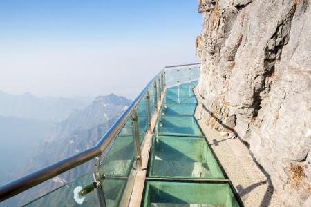 Wer traut sich auf den Walk of Faith? Diese gläserne Aussichtsplattform liegt am Tianmen-Berg in China. Sie ist 60 Meter lan...
