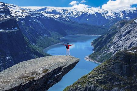 700 Meter über dem Stausee Ringedalsvatnet in Norwegen gibt es einen Felsvorsprung namens Trolltunga. Die Aussicht ist atemb...