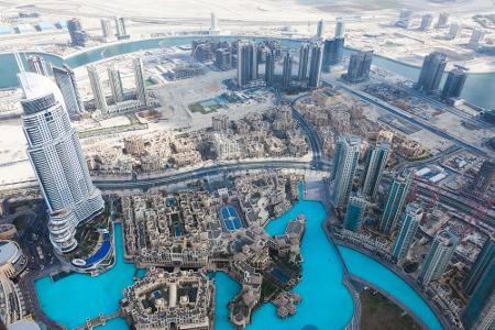 Von der Aussichtsplattform in der 148. Etage sehen Touristen ganz Dubai. Der Burj Khalifa besitzt weltweit die meisten Stock...