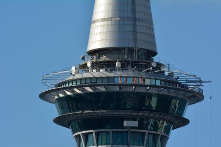 Wer zu ängstlich für den Skyjump ist, kann dort oben auch spazieren gehen. Beim Skywalk gehen die Teilnehmer in luftiger Höh...