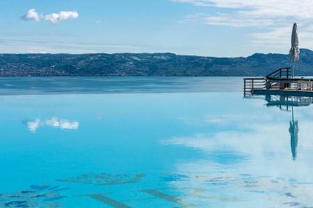 Wo Pool und Genfer See ineinander übergehen: Hotel Royal in Evian