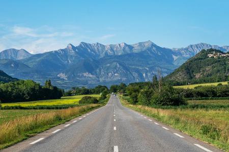 Vergessen Sie die berühmte Route 66 in den USA. Deutschland hat grandiose Ferienstraßen zu bieten, die quer durchs Land führ... Vergessen Sie die berühmte Route 66 in den USA. Deutschland hat grandiose Ferienstraßen zu bieten, die quer durchs Land führ...