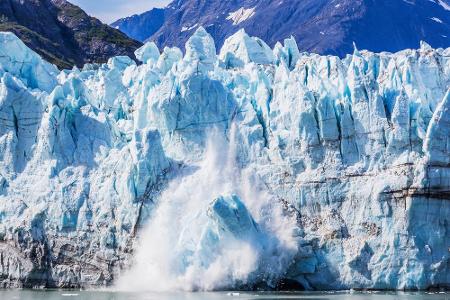 Über Alaska (USA) und British Columbia (Kanada) erstreckt sich der Margerie-Gletscher. Stolz reckt sich die Front rund 75 Me...