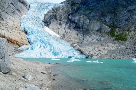 Jostedalsbreen ist der größte Gletscher Skandinaviens und befindet sich in der norwegischen Provinz Vestland. Die Eisschicht...