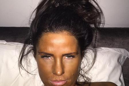 Ex-Busenwunder Katie Price (39) hingegen kann nicht genug bekommen. Sie übertrieb es maßlos mit der falschen Bräune, schämte...