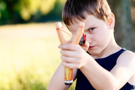 Peinliche Kinder Kind mit Steinschleuder