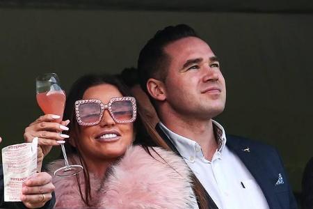 ...ihrem vierten Ehemann Kieran Hayler ab. Der 31-jährige Stripper soll seine Liebste mehrfach betrogen haben - auch mit ein...