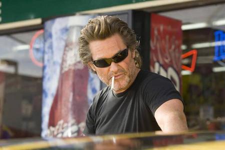 Doch wie bei vielen Kollegen seines Alters wurde es in den späten 90ern ruhiger. Kurt Russell erlebte eine Karriereflaute, b...