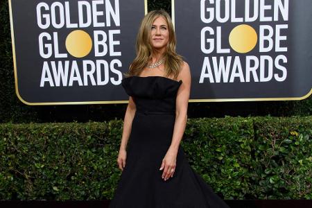 Jennifer Aniston ging persönlich zwar leer aus, einen tollen Auftritt legte sie in ihrem schwarzen Ballkleid aber allemal hin.