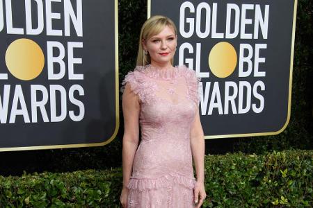 Kirsten Dunst zeigte sich ein Jahr nach der Geburt von Söhnchen Ennis in einem figurbetonten Kleid aus rosa Tüll.