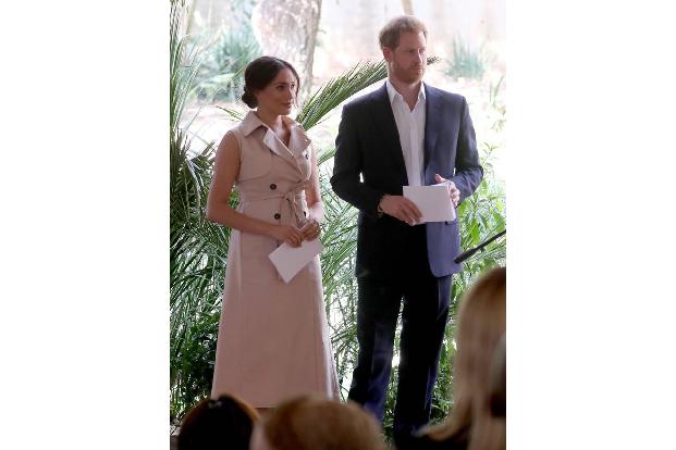 Mai: Harry und Meghan feiern ihren zweiten Hochzeitstag, fern der Familie. Die Traumhochzeit in Windsor scheint Lichtjahre e...