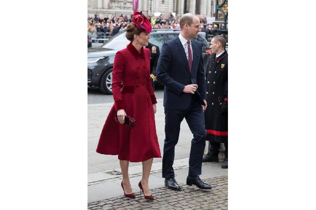 August: Was nützt es, William und Kate tun ihr Bestes, um ein bisschen gut Wetter zu machen und gratulieren Meghan besonders...