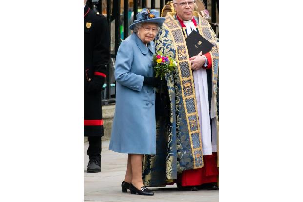 ...und Meghan halt auf einen Militärfriedhof in den USA und lassen sich fotografieren. Geschieht denen in London recht, oder...