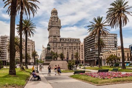 Willkommen in Montevideo. Uruguays Hauptstadt zählt zu den schönsten in Südamerika. Prachtvolle Bauten aus den vergangenen J... Willkommen in Montevideo. Uruguays Hauptstadt zählt zu den schönsten in Südamerika. Prachtvolle Bauten aus den vergangenen J...