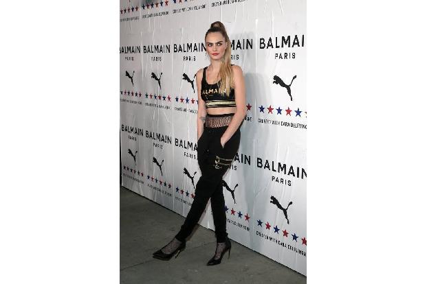 Cara Delevingne demonstrierte in Kalifornien. In Los Los Angeles ging das Model an einem Tag allein, an einem anderen Tag mi...