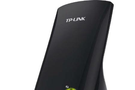 Der TP-Link TL-WA3500RE sieht aus wie ein großes Steckernetzteil und wird in der Steckdose betrieben. Er verstärkt WLAN-Sign...