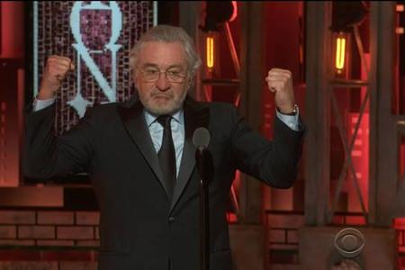 Er konnte es einfach nicht lassen! Bei seiner Laudatio bei den diesjährigen Tony Awards 2018 ließ es sich Hollywood-Star Rob... Er konnte es einfach nicht lassen! Bei seiner Laudatio bei den diesjährigen Tony Awards 2018 ließ es sich Hollywood-Star Rob...