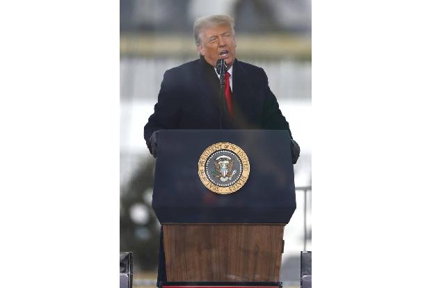 Donald Trump ist das neueste Mitglied eines wenig ruhmreichen Clubs. Er musste für ein paar Stunden ohne Twitter leben, denn... Donald Trump ist das neueste Mitglied eines wenig ruhmreichen Clubs. Er musste für ein paar Stunden ohne Twitter leben, denn...