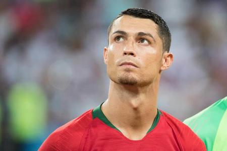 ...darf sich Cristiano Ronaldo freuen. Der portugiesische Fußballstar ist der männliche Topverdiener in der Liste. Bis zu 64...